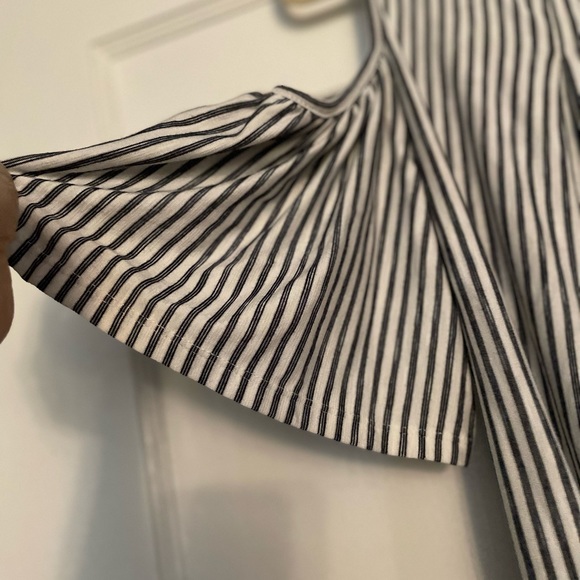 Max studio cold shoulder top in excellent condition. - Picture 4 of 4